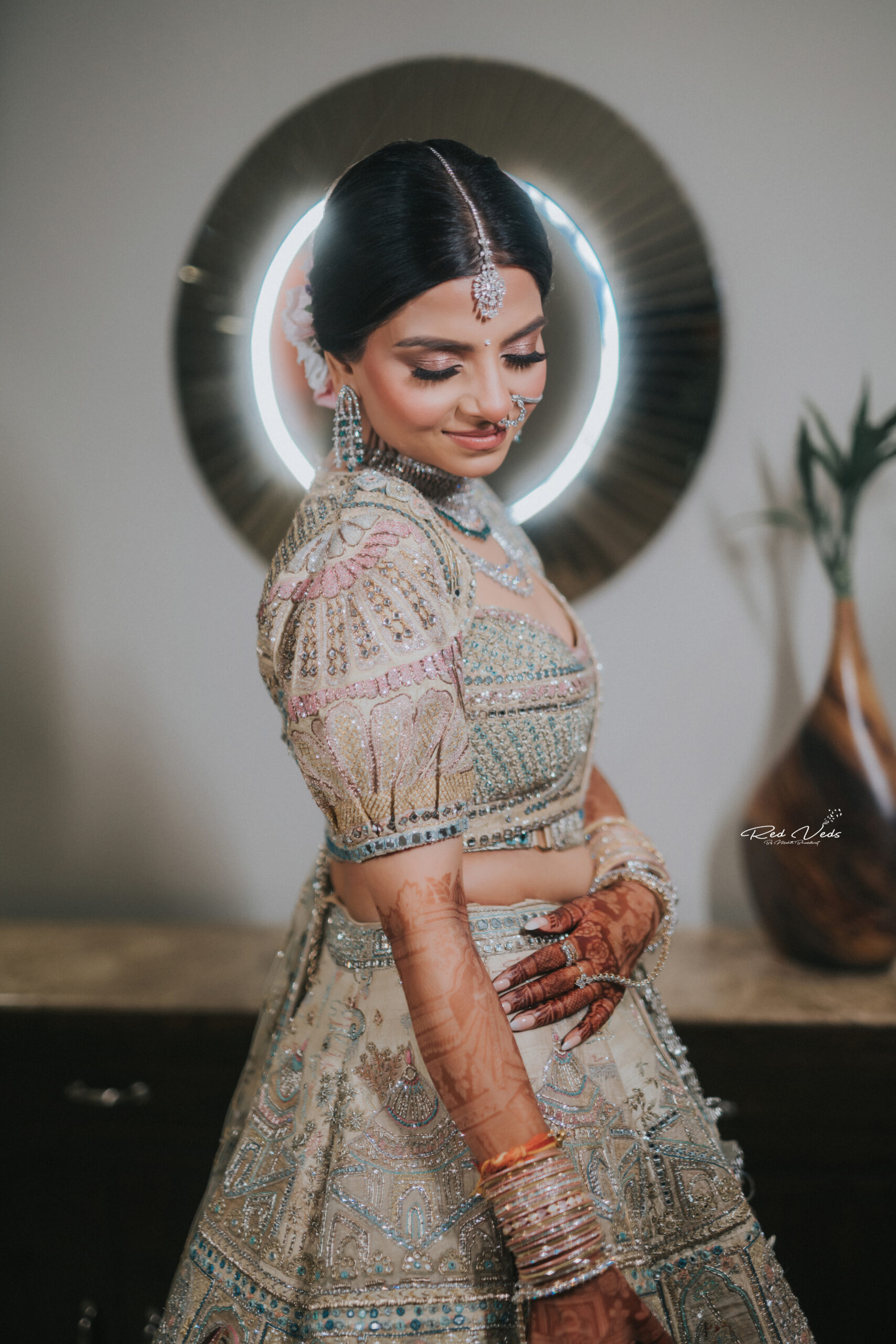 ♡ } 😍 | Indian bride photography poses, Indian wedding photography, Indian  wedding poses