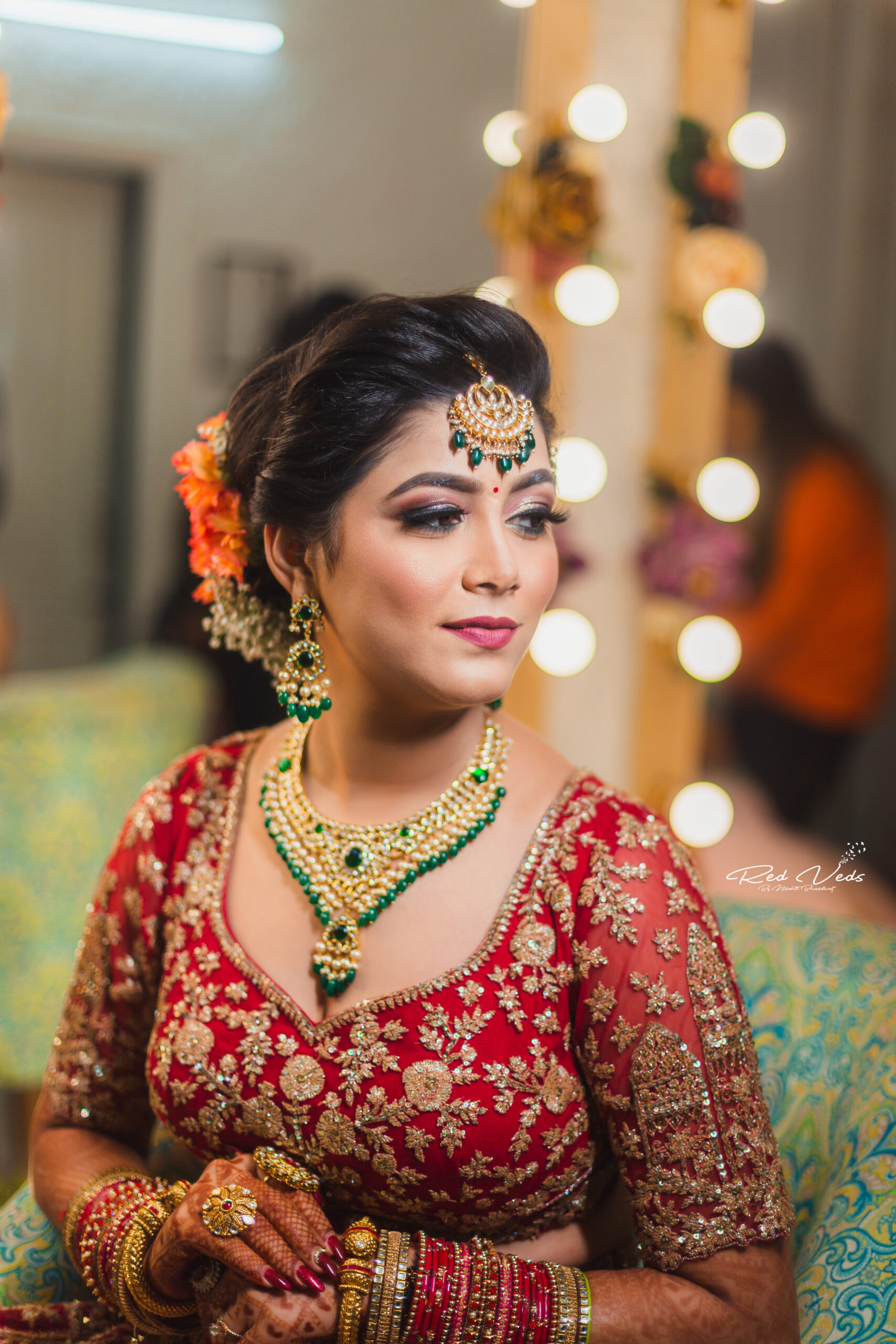 1 Bengali Bride lady Wedding chatting phone Stock Photo - Alamy