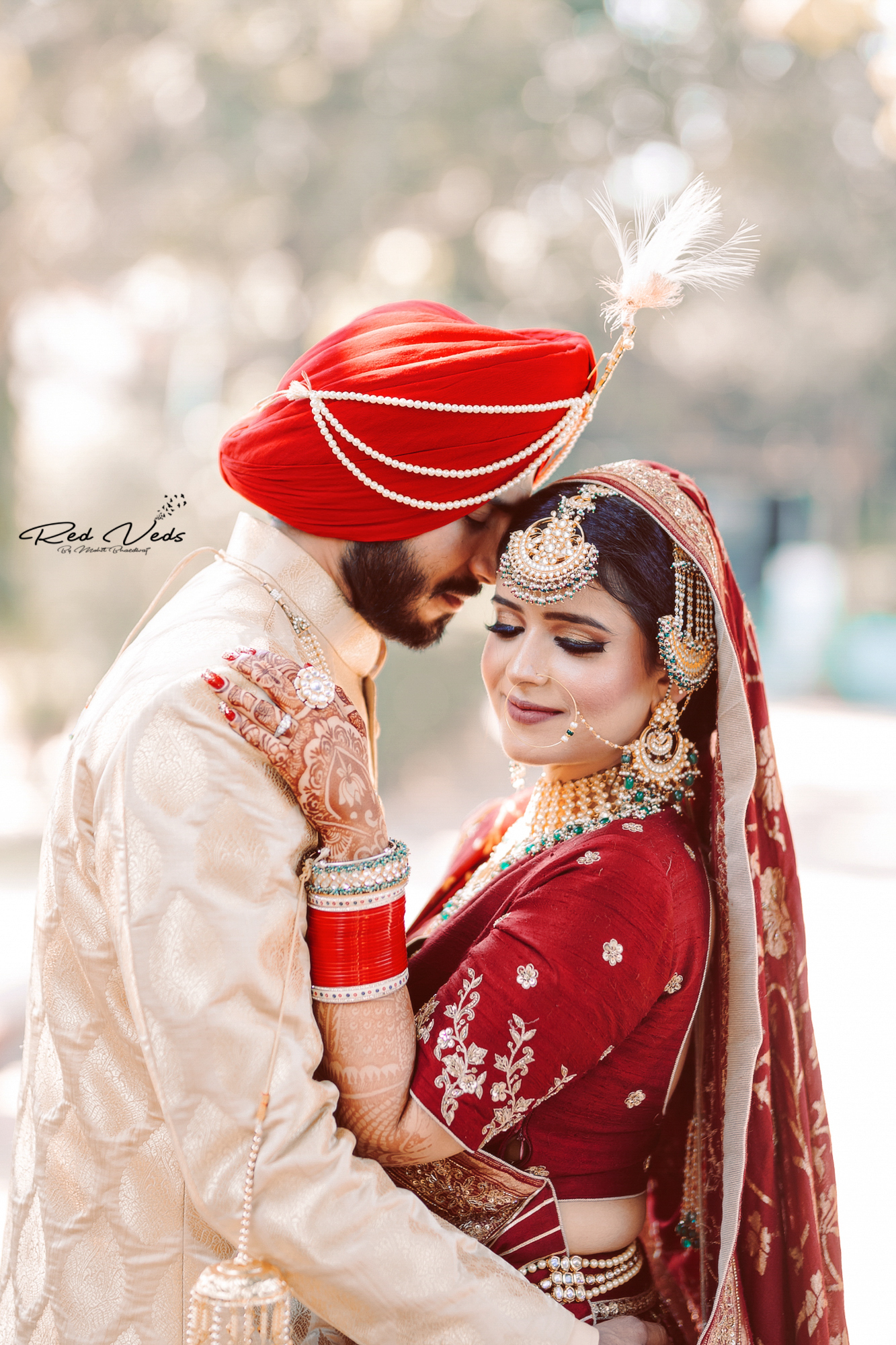 Wedding Couple poses for the Perfect Indian Wedding Couple-nextbuild.com.vn