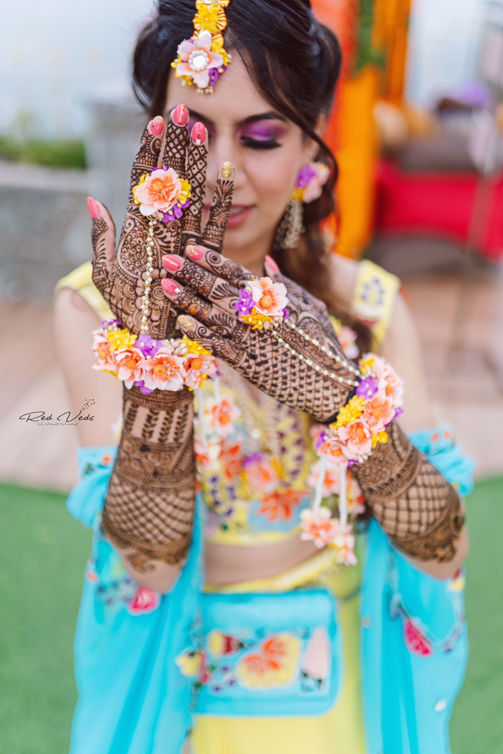 Tips On How To Flaunt Your Bridal Mehendi Pictures | Bridal photography  poses, Bride photos poses, Indian wedding photography poses