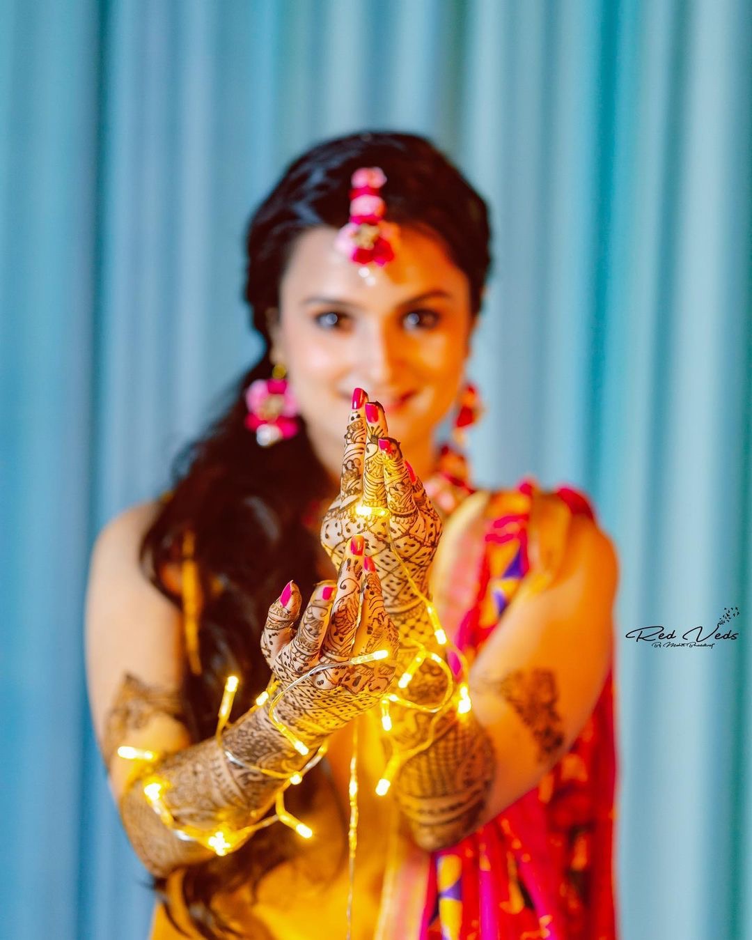 6 things to make your Mehendi pictures, with spouse-to- be, stand apart! —  1Plus1 Studio