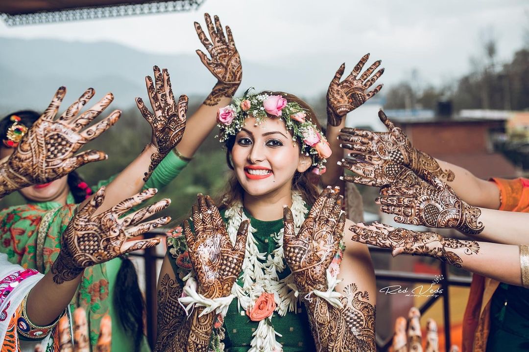 Kirtida Mistry Dons Green-And-Pink-Hued Lehenga For Her Mehendi, Poses With  Her Groom, Ribbhu