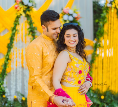 couple poses, couple photoshoot poses, wedding outdoor photoshoot poses