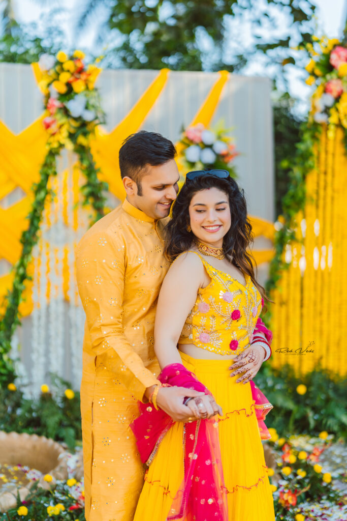 couple poses, couple photoshoot poses, wedding outdoor photoshoot poses